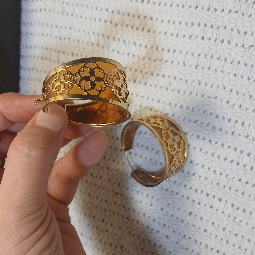 Elegant Gold CUT-OUT Hoop Earrings - Picture 5 of 11